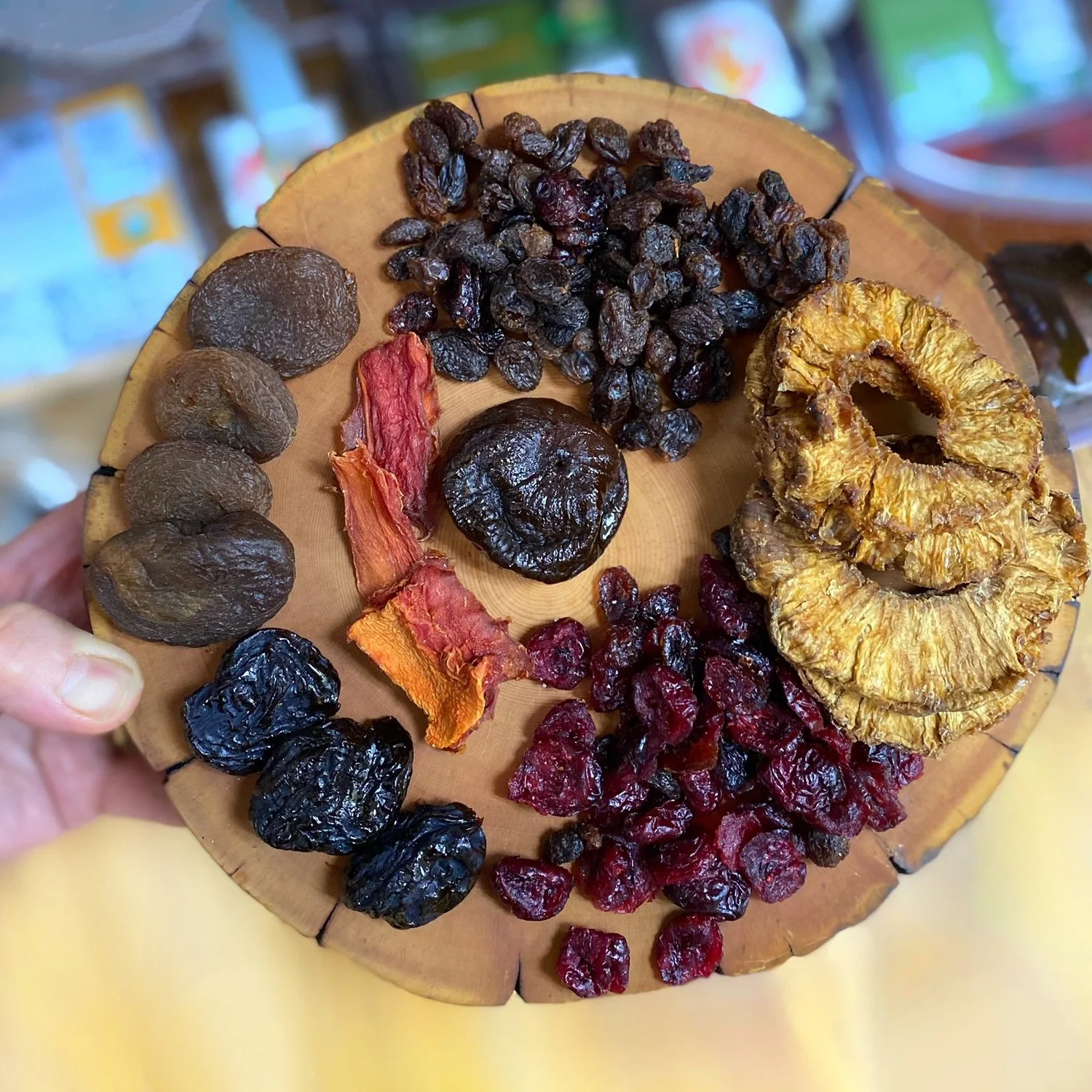 Comparing the natural color changes of dried fruit over its shelf life